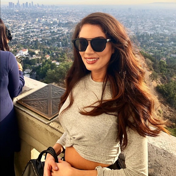 Meet your Posher! 🦋 - Picture 2 of 4